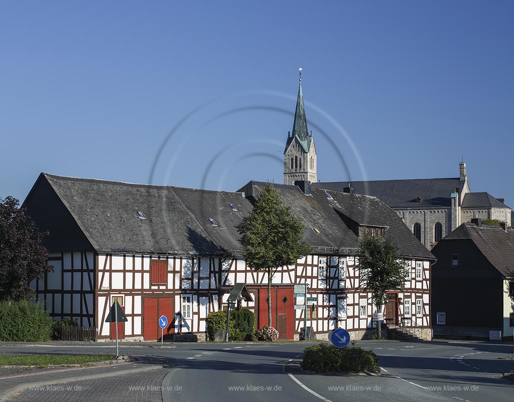 Medebach, Fachwerkhaeuser vor Pfarrkirche St. Peter und Paul; Medebach, frame houses in front of the parish church St. Peter and Paul.