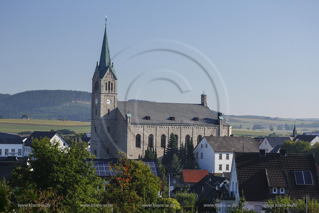 Medebach, Pfarrkirche St. Peter und Paul, sie ist eine dreischiffige Hallenkirche, deren Stil eine Mischung von spaetklassistischer und frueher neuromanischer Bauweise ist. Heute ist die Medebacher Kirche die drittgroesste in der Erzdioezese Paderborn und wird auch Dom des Sauerlandes genannt; Medebach, parish church St. Peter and Paul, as known as "Dom des Sauerlandes".