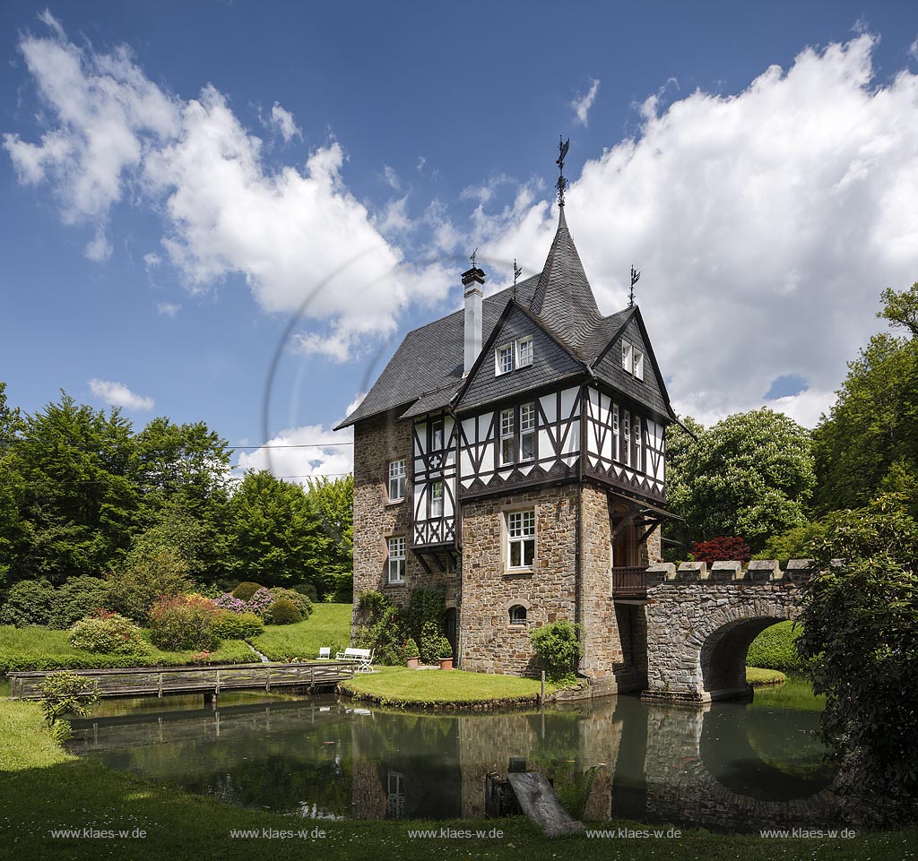 Herkunft; Europe; Europa; Allemagne; Germany; Deutschland; DEU; North Rhine Westphalia; Nordrhein-Westfalen; Westphalia; Westfalen; Sauerland; Maerkischer Kreis; MK; Meinerzhagen; Kultur; Architektur; building; Gebaeude; moated castle; Wasserschloss; half-timber; timbered; framework; carcass; Fachwerk; half-timbered building; Fachwerkbau; Attribut; well worth seeing; sehenswert; landmark; tourist feature; Sehenswuerdigkeit; Umwelt; weather; Wetter; sky; Himmel; cloud; Wolke; Quellwolken; cumulus; Kumulus; blue sky; blauer Himmel; pond; Teich; Wassergraben; reflection; Spiegelung; mirror image; Spiegelbild; Vermerk; Format; diagonally format; cross format; Querformat; Jahreszeit; summer; Sommer; draussen; exterior view; outdoor photo; on location; location shot; Aussenansicht; Aussenaufnahme