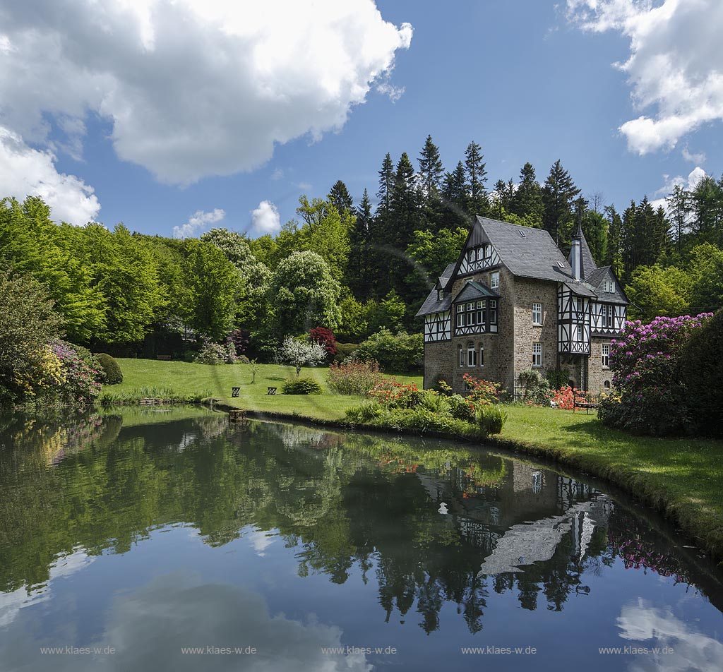 Meinerzhagen, Schloss Badinghagen, der alte Rittersitz Badinghagen, ist ein Wasserschloss; Meinerzhagen, moated castle Badinghagen.