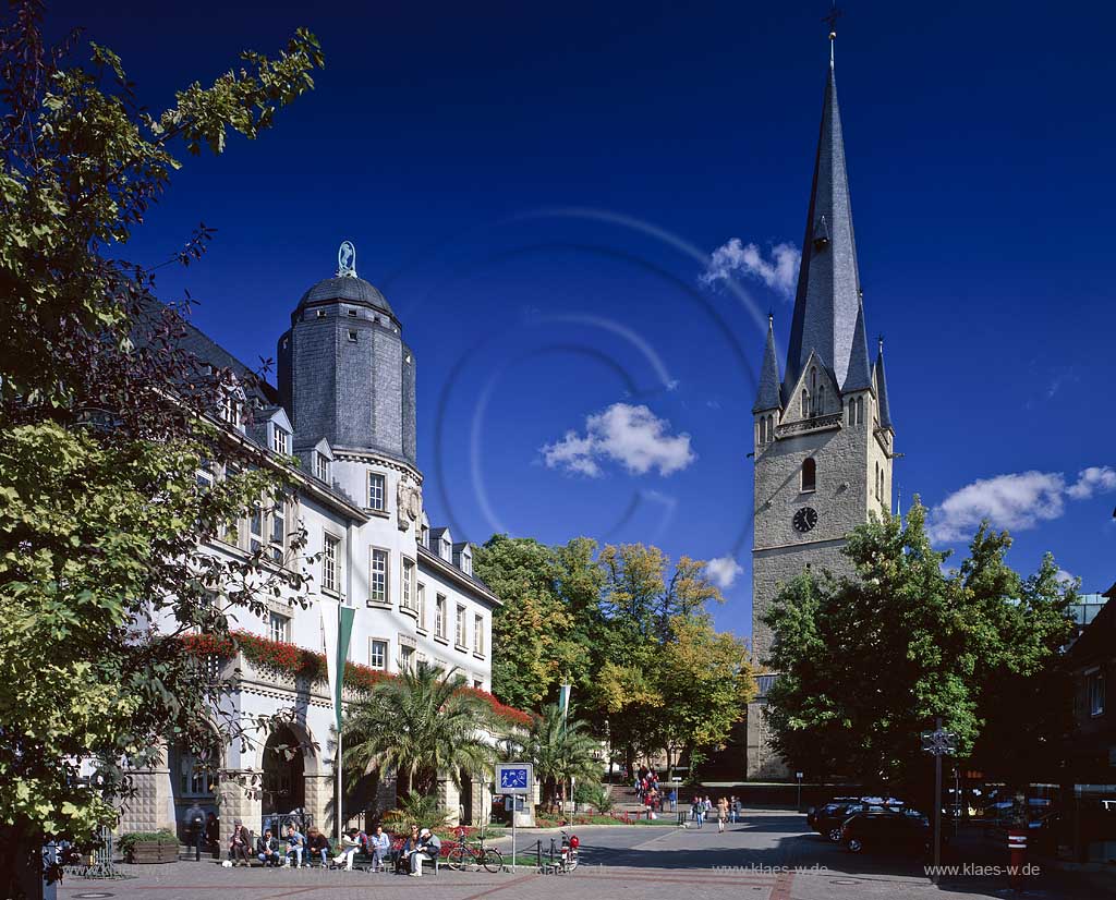 Menden, Maerkischer Kreis, Mrkischer Kreis, Blick auf Markt mit altem Rathaus und Kirche, Sauerland