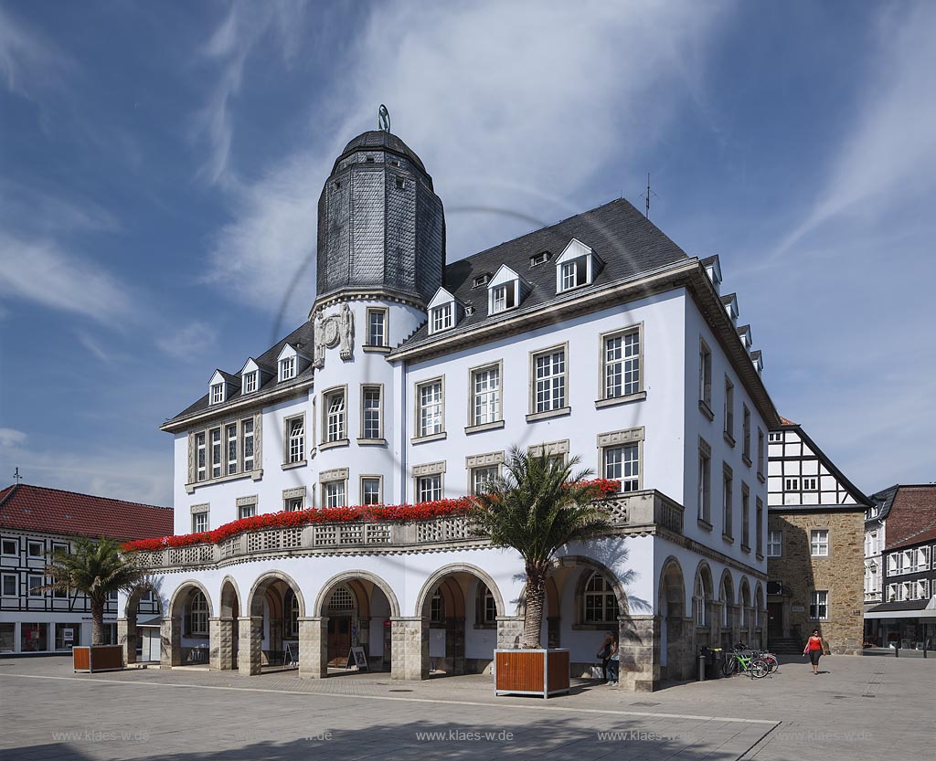 Menden, Blick auf das Rathaus mit blauem Wolkenhimmel; Menden, view at the town hall with blue clouded sky.