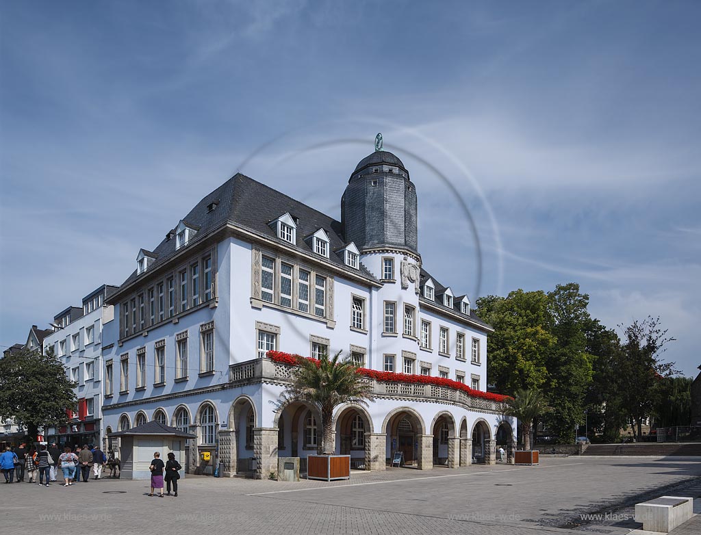 Menden, Blick auf das Rathaus mit blauem Wolkenhimmel; Menden, view at the town hall with blue clouded sky.