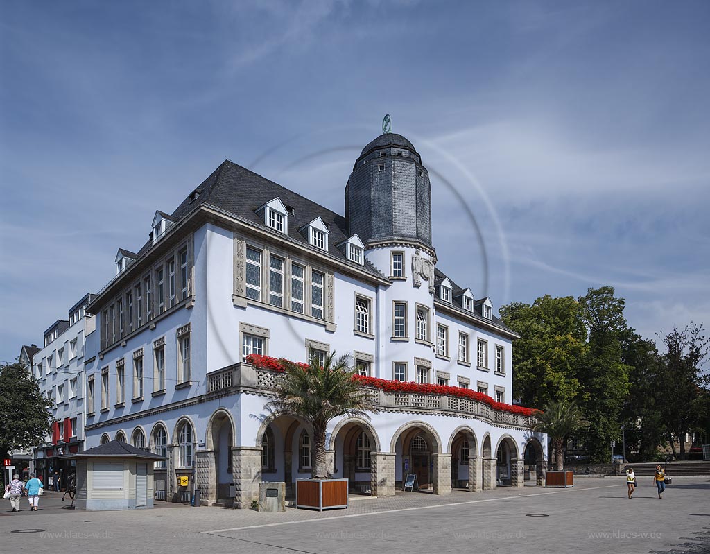 Menden, Blick auf das Rathaus mit blauem Wolkenhimmel; Menden, view at the town hall with blue clouded sky.