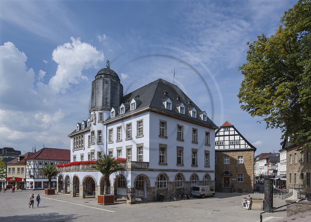 Menden, Blick auf das Rathaus mit blauem Wolkenhimmel; Menden, view at the town hall with blue clouded sky.