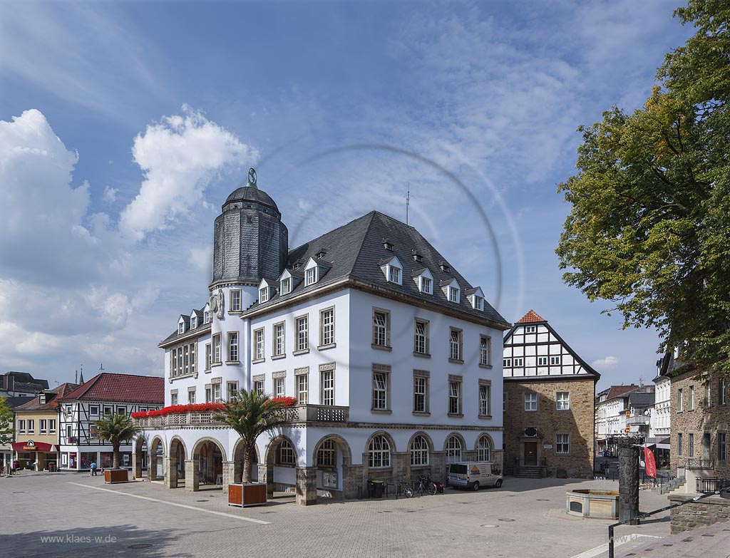 Menden, Blick auf das Rathaus mit blauem Wolkenhimmel; Menden, view at the town hall with blue clouded sky.