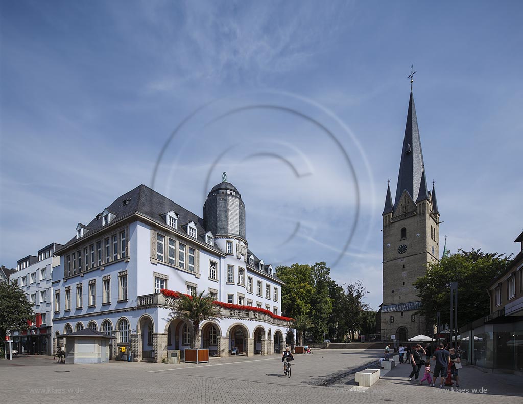 Menden, Blick auf das Rathaus und St. Vincenz Kirchturm mit blauem Wolkenhimmel; Menden, view at the town hall and church tower with blue clouded sky.