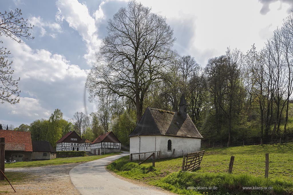 Meschede Berghausen, Fachwerkhof mit Kapelle; Meschede Berghausen, frame yard with chapel.