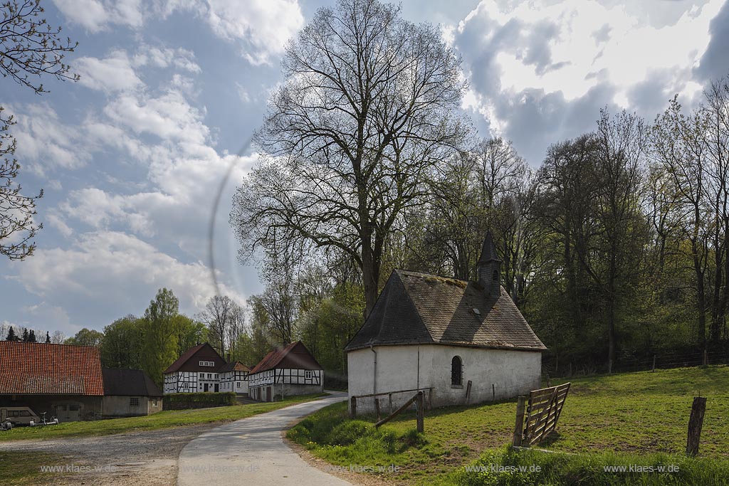 Meschede Berghausen, Fachwerkhof mit Kapelle; Meschede Berghausen, frame yard with chapel.