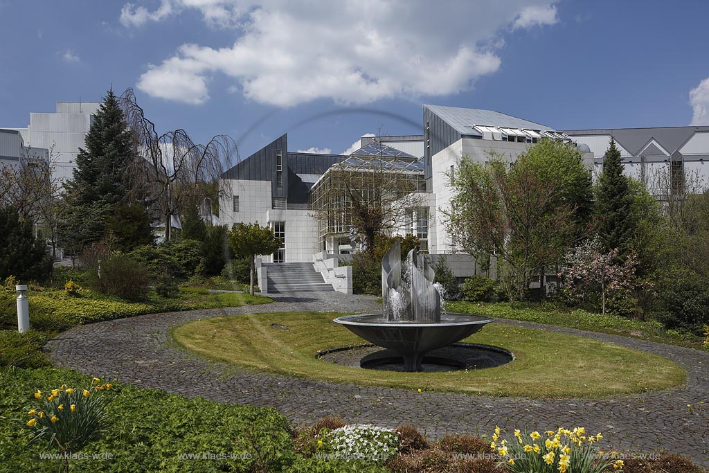 Meschede Grevenstein, Brauerei Veltins mit Brunnen in Fruehlingslandschaft; Meschede Grevenstein, brewery Veltins with fountain in springtime landscape.