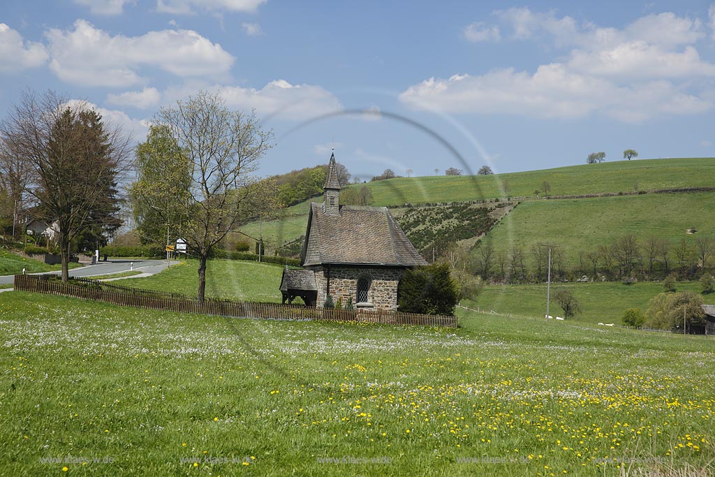 Meschede Grevenstein, Nothelferkapelle in bluehender Fruehlingslandschaft; Meschede Grevenstein, chapel Nothelferkapelle in flowering springtime landscape.