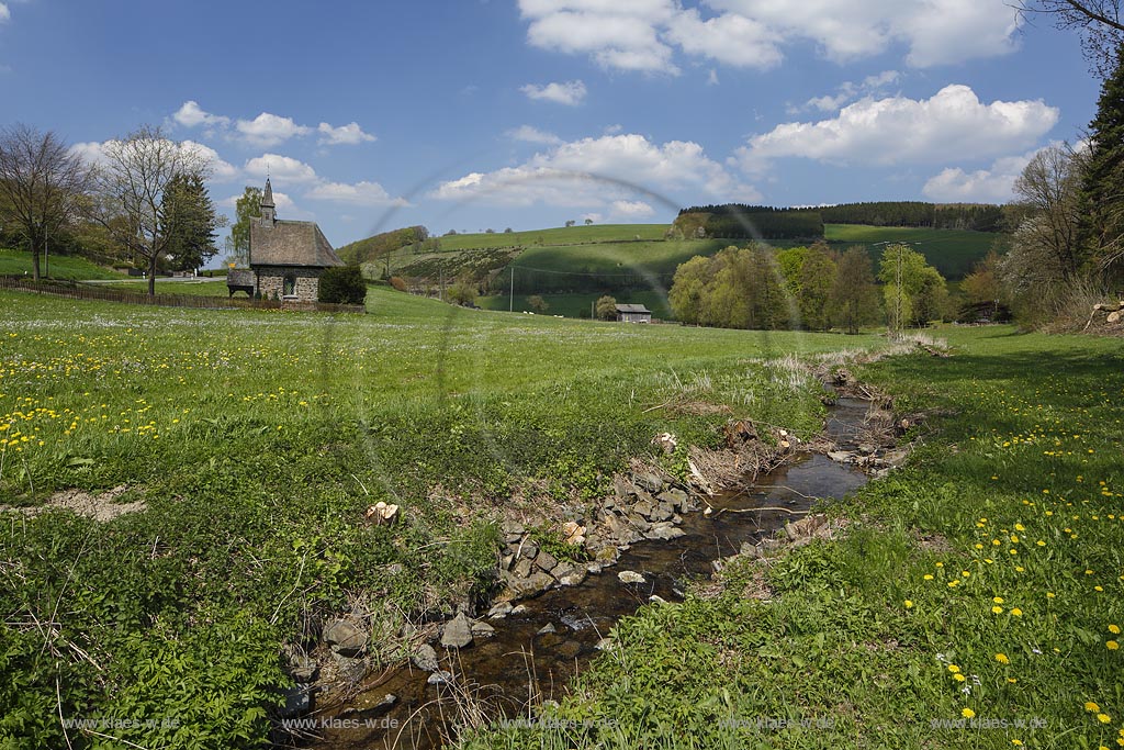 Meschede Grevenstein, Nothelferkapelle in bluehender Fruehlingslandschaft; Meschede Grevenstein, chapel Nothelferkapelle in flowering springtime landscape.