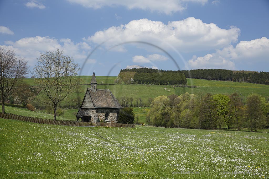 Meschede Grevenstein, Nothelferkapelle in bluehender Fruehlingslandschaft; Meschede Grevenstein, chapel Nothelferkapelle in flowering springtime landscape.