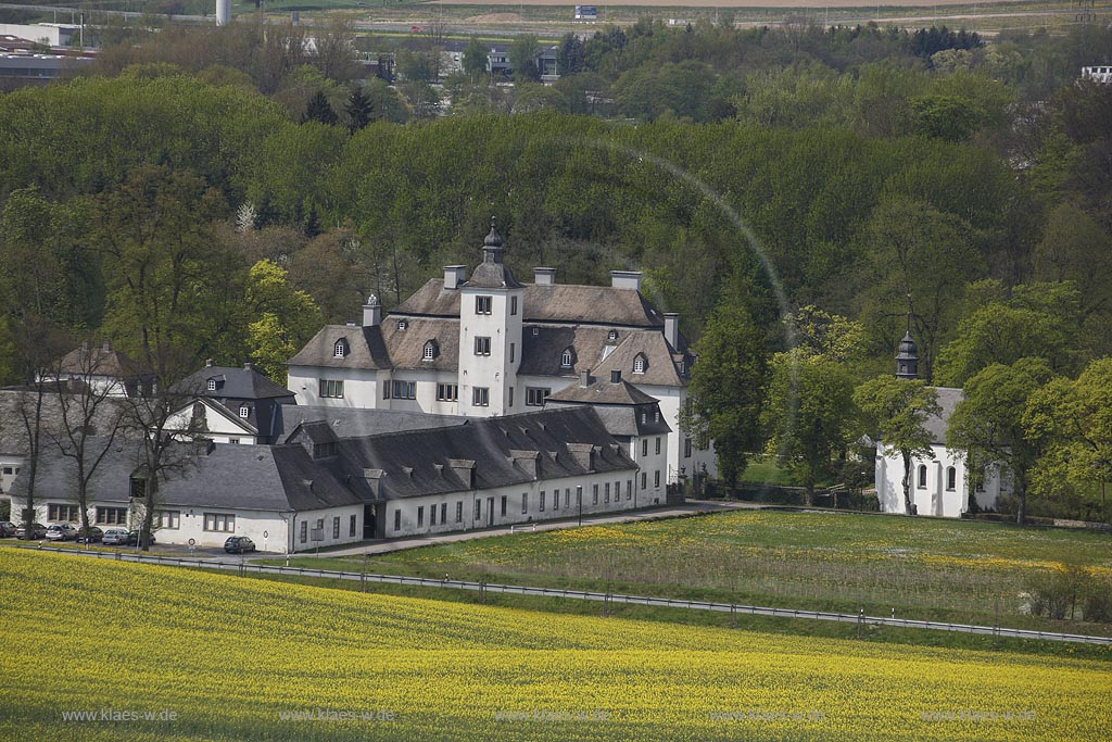 Meschede-Laer, Schloss Laer in  bluehender Fruehlingslandschaft mit Rapsfeld; Meschede-Laer, castle Schloss Laer in  a flowering springtime landscape with a field of rapeseed.