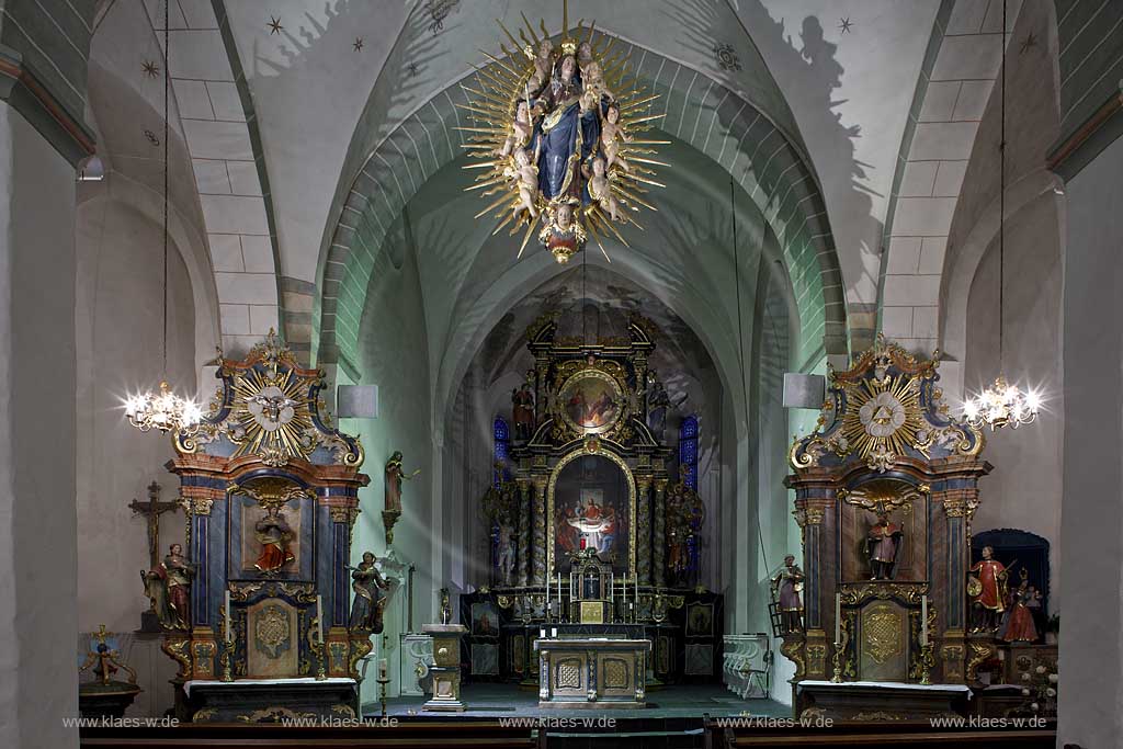 Meschede, Eversberg, Pfarrkirche Sankt Johannes Evangelist, innenansicht mit Altar