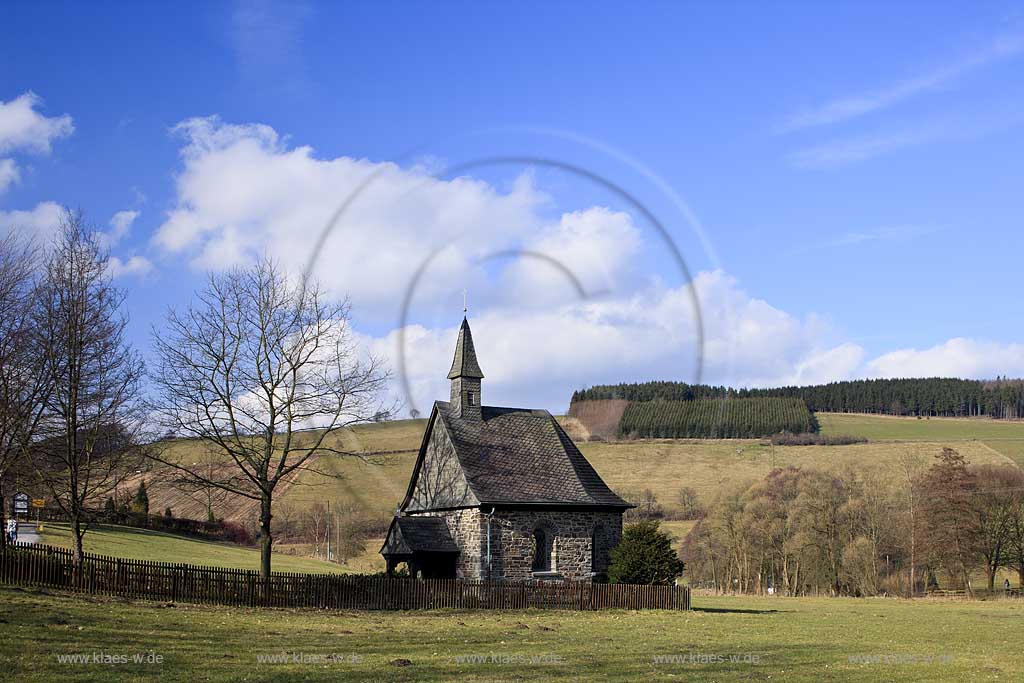 Meschede Grevenstein, 1728 wurde von Pfarrer Franz Becker auf der Klausenwiese die 14 Nothelfer-Kapelle zu Ehren der 14 Nothelfer errichtet. Chapel in Meschede Grevenstein in early spring landscape