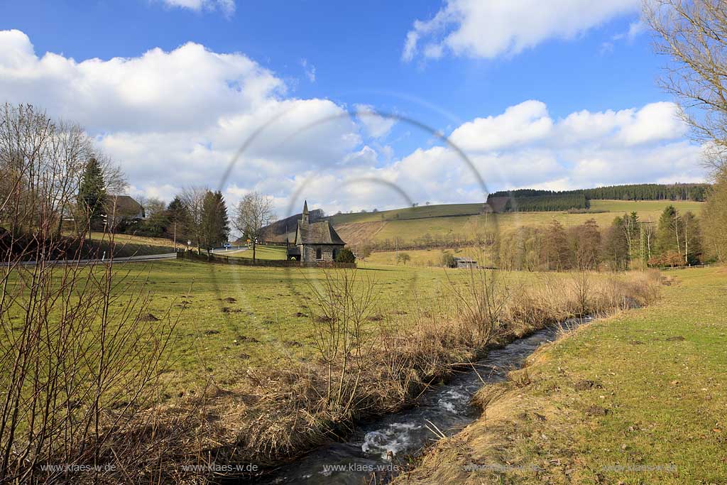 Meschede Grevenstein, 1728 wurde von Pfarrer Franz Becker auf der Klausenwiese, hier mit dem Enscheider Bach, die 14 Nothelfer-Kapelle zu Ehren der 14 Nothelfer errichtet. Chapel in Meschede Grevenstein in early spring landscape