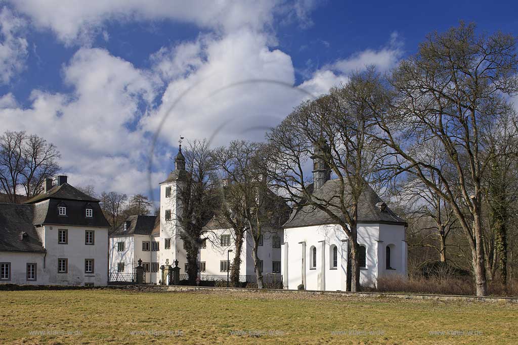 Meschede Schloss Laer mit Schlosskapelle im Ruhrtal, Castle Laer with the chapel near Meschede in Ruhr valley