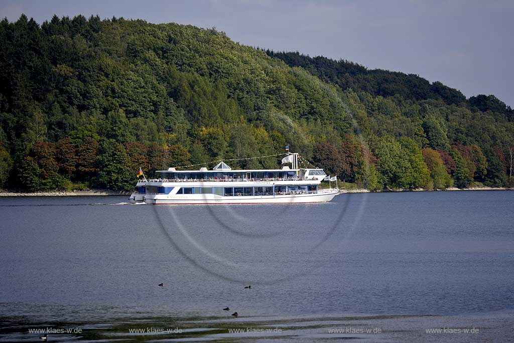 Moehnesee, Mhnesee, Kreis Soest, Blick auf Katamaran und Landschaft, Sauerland