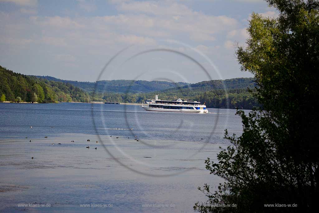 Moehnesee, Mhnesee, Kreis Soest, Blick auf Katamaran und Landschaft, Sauerland