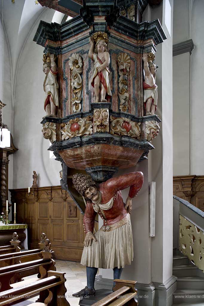 Moehnesee, Mhnesee, Koerbecke, Krbecke, Kreis Soest, Blick in barocke St. Pankratius Kirche, Kanzel mit Kanzeltraeger, Kanzeltrger, Sauerland