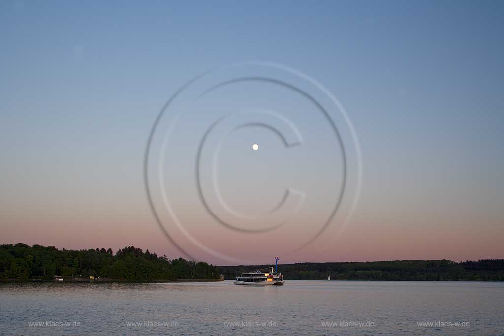 Moehnetalsperre, Mhnetalsperre, Kreis Soest, Blick auf Talsperre am Abend mit Partyschiff und Mond, Sauerland