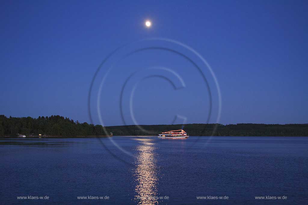 Moehnetalsperre, Mhnetalsperre, Kreis Soest, Blick auf Talsperre am Abend mit Partyschiff und Mond, Mondschimmer auf Talsperre, Sauerland