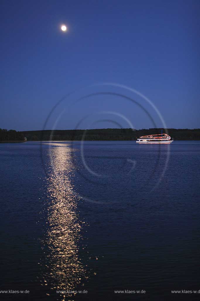 Moehnetalsperre, Mhnetalsperre, Kreis Soest, Blick auf Talsperre am Abend mit Partyschiff und Mond, Mondschimmer auf Talsperre, Sauerland