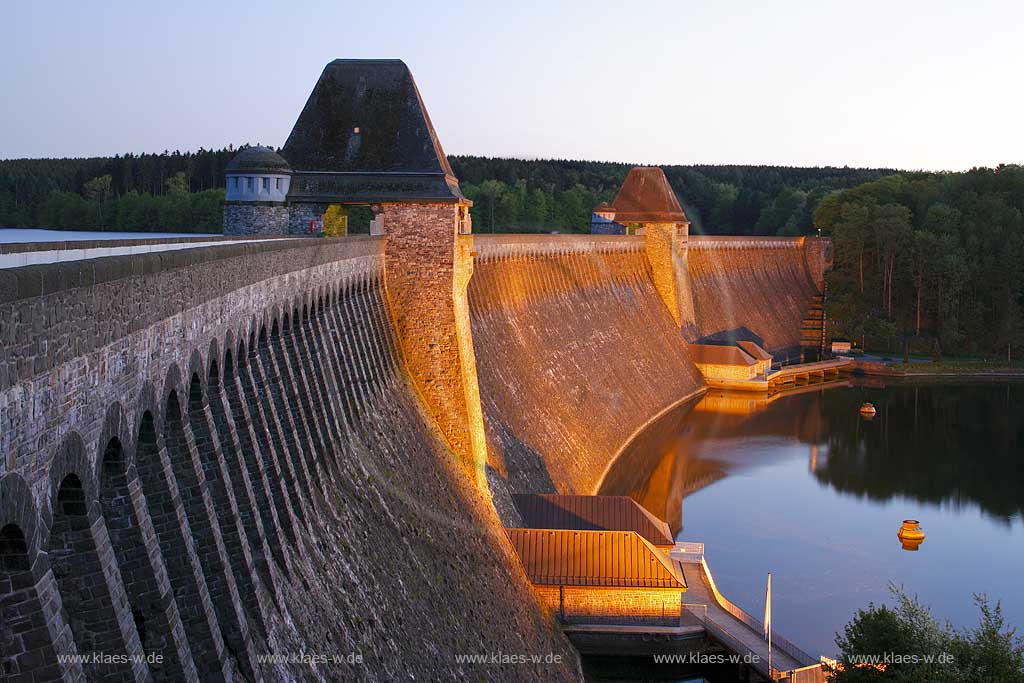 Moehnetalsperre, Kreis Soest, Blick auf Staumauer und See im Abendlicht, Sauerland