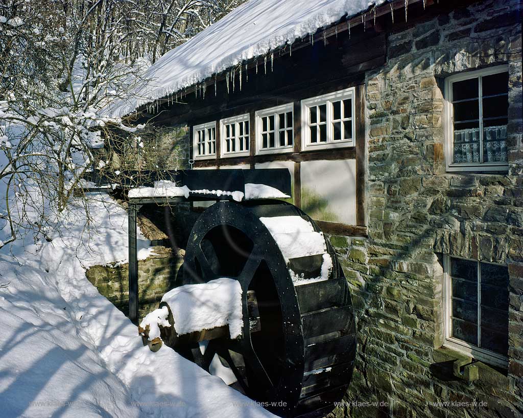 Nachrodt-Wiblingwerde die Brenscheider Kornmuehle mit Muhelrad im Schnee, Sauerland, Maerkischer Kreis; historical corn mill with millwheel in snow