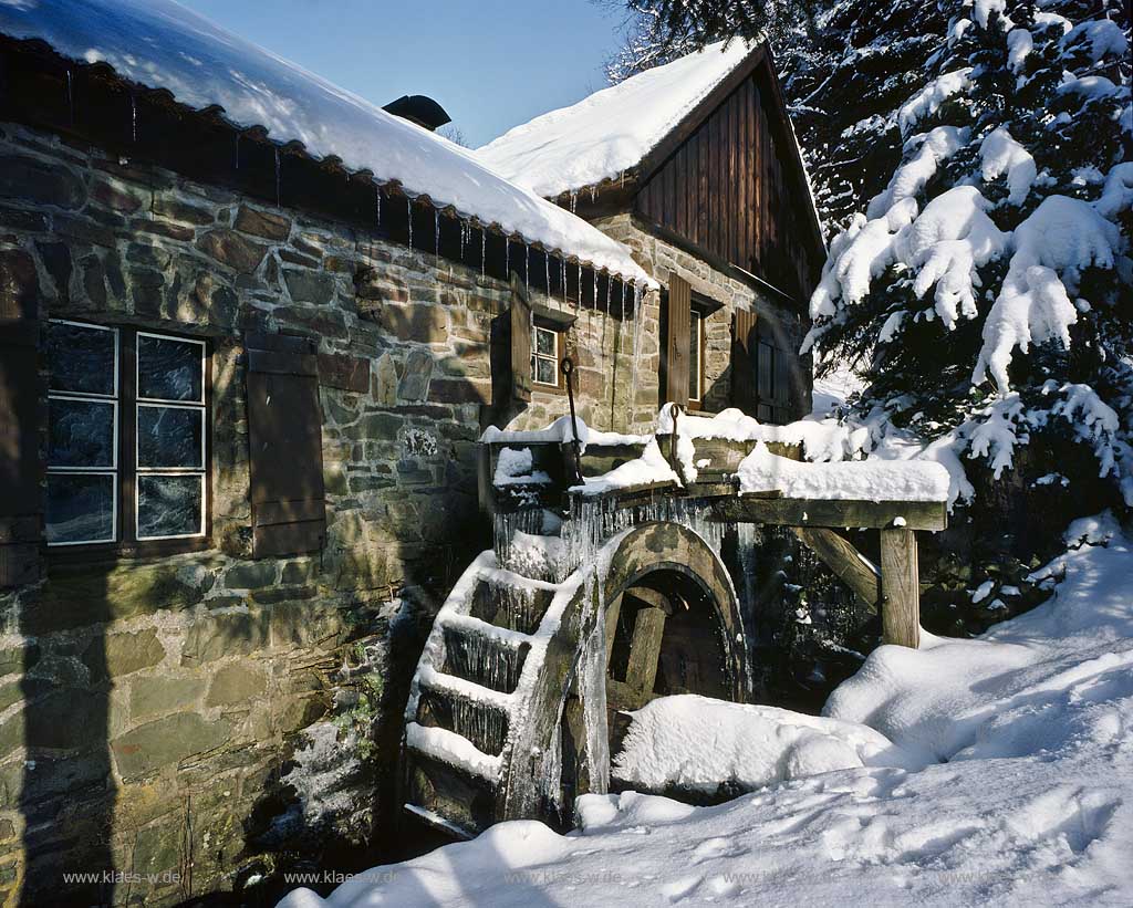 Nachrodt-Wiblingwerde die Brenscheider Oelmuehle mit Muhelrad im Schnee, Sauerland, Maerkischer Kreis; historical oil mill with millwheel in snow