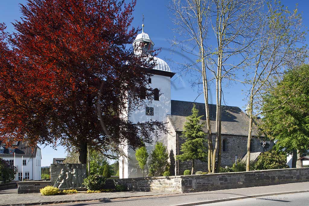 Neuenrade, Maerkischer Kreis, Mrkischer Kreis, Blick auf Romanische Hallenkirche, Sauerland