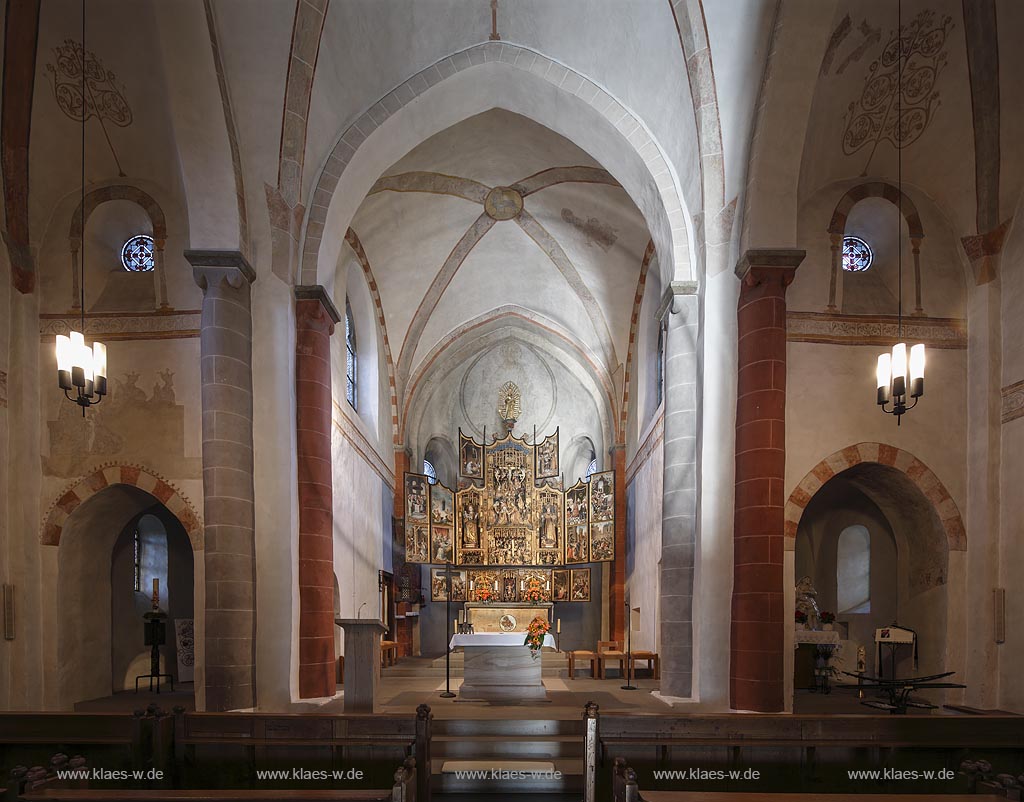 Neuenrade Affeln,  romanische Hallenkirche St. Lambertus, 13. Jahrhundert erbaut mit dem besonders sehenswerten Klapp-Altar, flandrischer Altar,Antwerpener Retabel. Er stammt aus der Zeit zwischen 1500 und 1530 und zaehlt zu den beruehmtesten flandrischen Schnitzaltaeren der Spaetgotik; Neuenrade Affeln, church St. Lambertuskirche, view to the altar Flandrischer Altar.