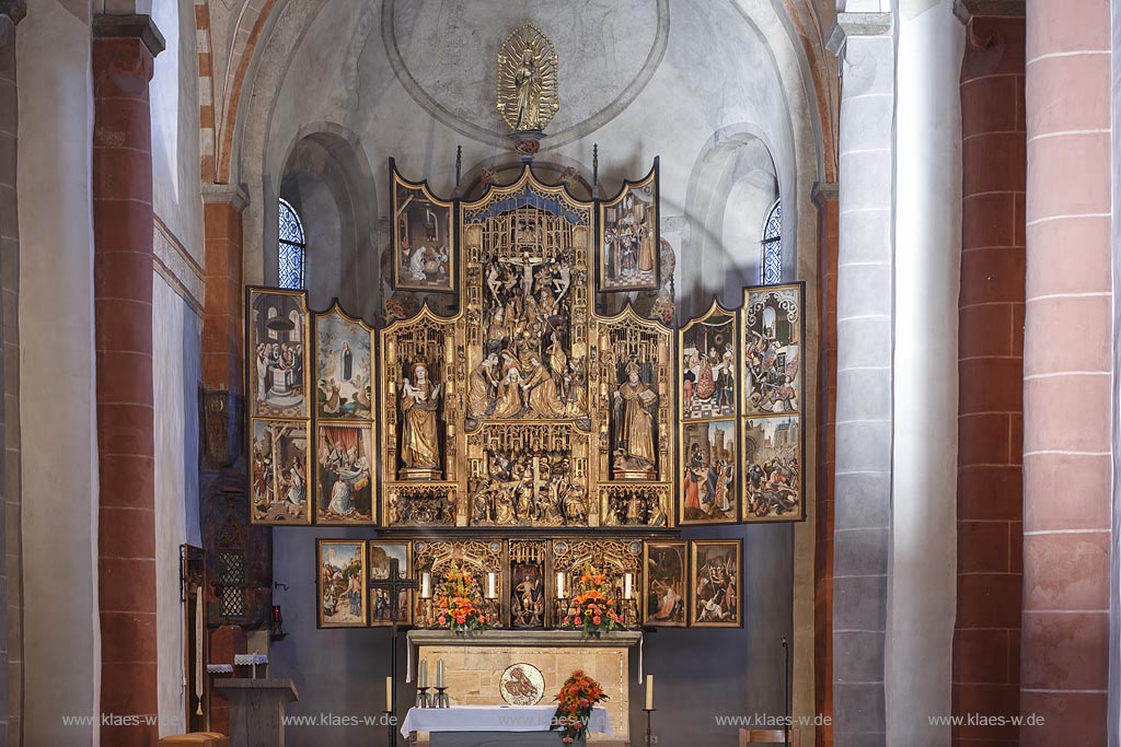 Neuenrade Affeln,  romanische Hallenkirche St. Lambertus, 13. Jahrhundert erbaut mit dem besonders sehenswerten Klapp-Altar, flandrischer Altar,Antwerpener Retabel. Er stammt aus der Zeit zwischen 1500 und 1530 und zaehlt zu den beruehmtesten flandrischen Schnitzaltaeren der Spaetgotik; Neuenrade Affeln, church St. Lambertuskirche, view to the altar Flandrischer Altar.