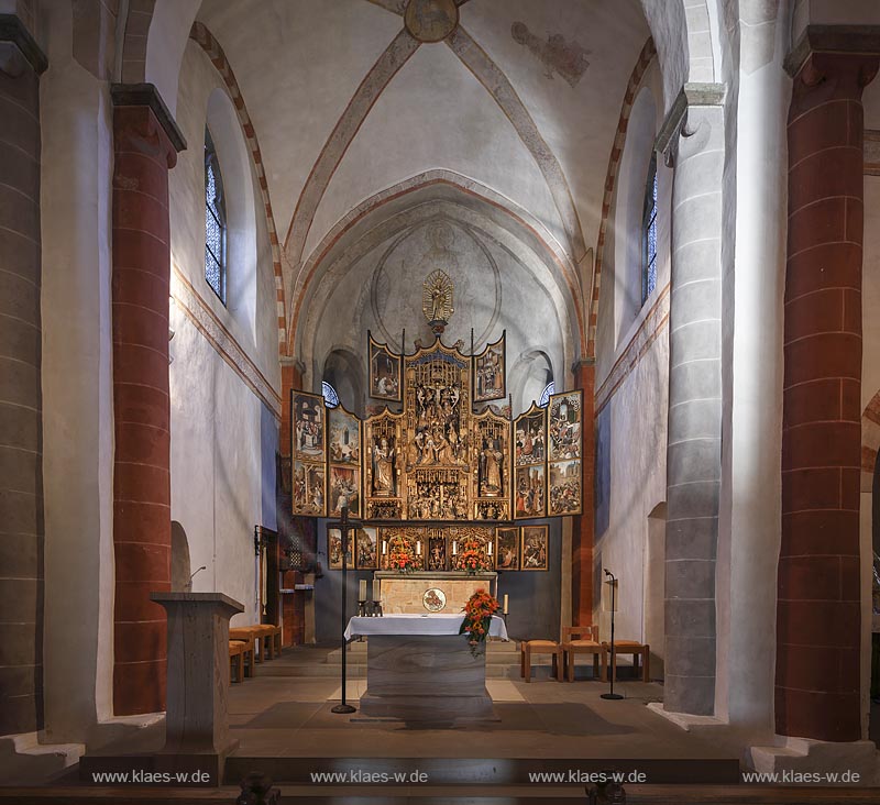 Neuenrade Affeln,  romanische Hallenkirche St. Lambertus, 13. Jahrhundert erbaut mit dem besonders sehenswerten Klapp-Altar, flandrischer Altar,Antwerpener Retabel. Er stammt aus der Zeit zwischen 1500 und 1530 und zaehlt zu den beruehmtesten flandrischen Schnitzaltaeren der Spaetgotik; Neuenrade Affeln, church St. Lambertuskirche, view to the altar Flandrischer Altar.