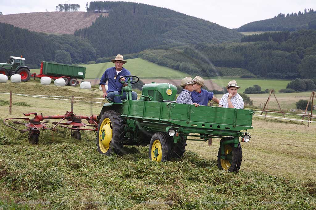 Neuenrade, Affeln, Maerkischer Kreis, Mrkischer Kreis, Bauer beim Heuwenden mit Kindern auf Traktor, Sauerland