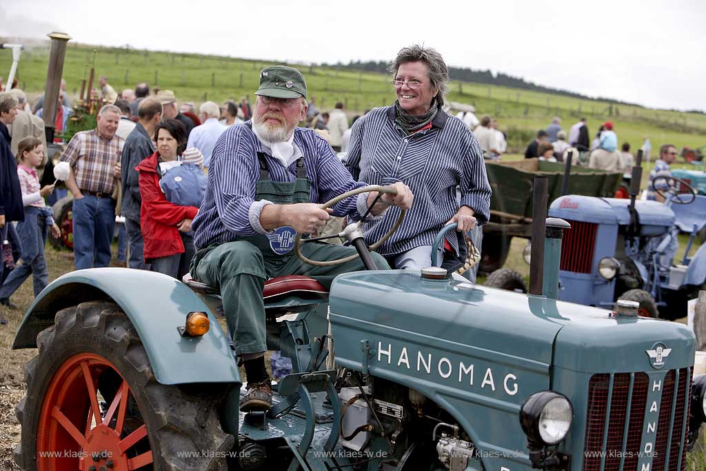 Neuenrade, Affeln, Maerkischer Kreis, Mrkischer Kreis, Bauernmarkt, Historische Landwirtschaft, Blick auf Trekker Oldtimer, Sauerland