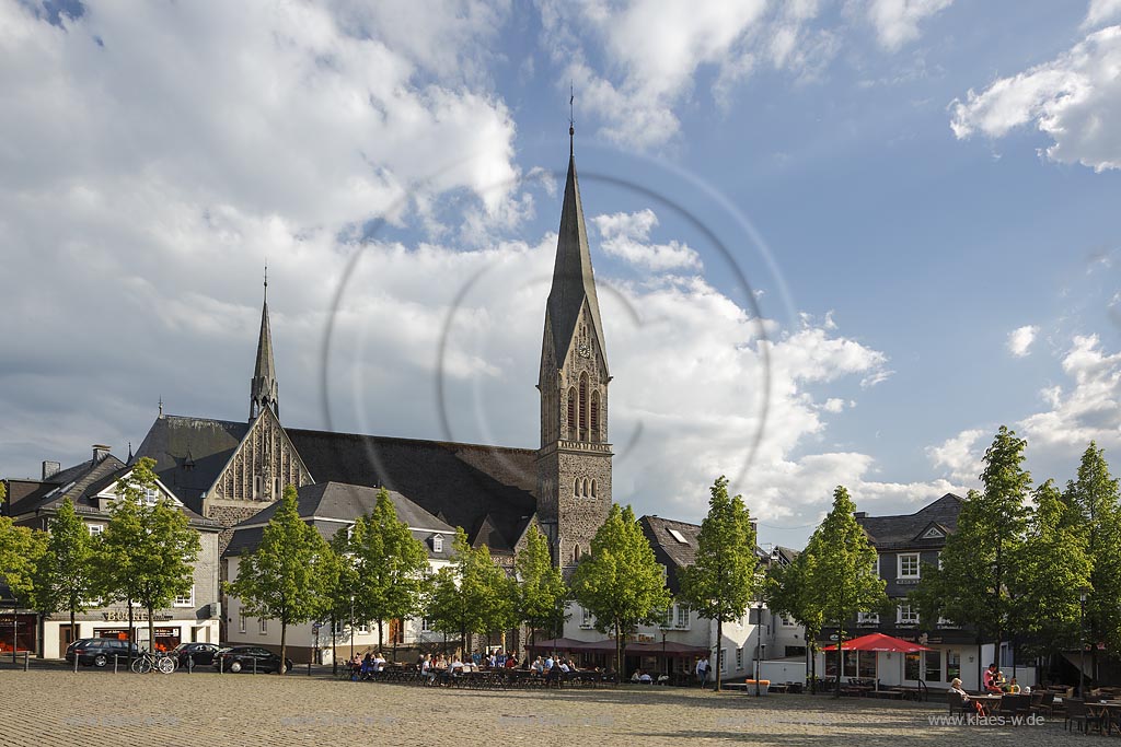 Olpe, Markt mit St.-Martinus-Kirche; Olpe, market square with church St.-Martinus-Kirche.