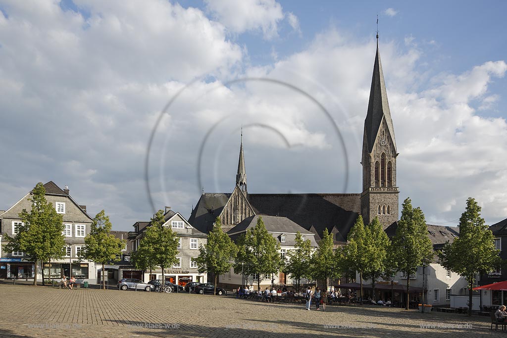 Olpe, Markt mit St.-Martinus-Kirche; Olpe, market square with church St.-Martinus-Kirche.