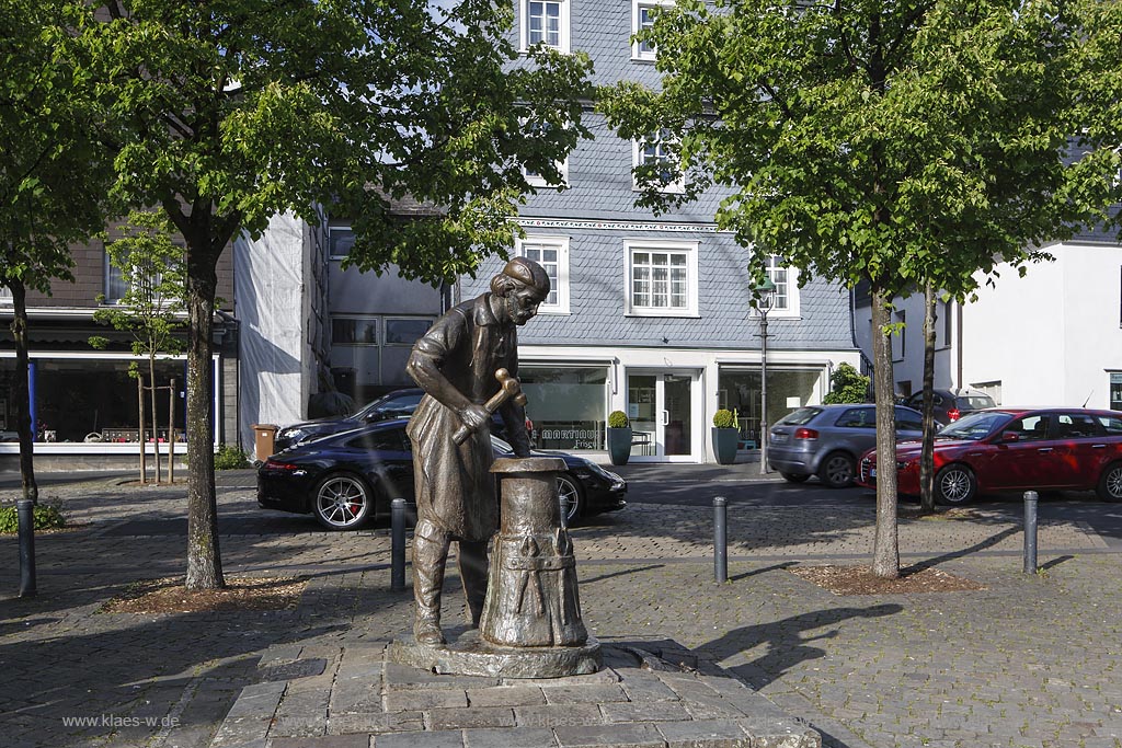 Olpe, Pannenkloepperdenkmal von 1982, es symbolisiert die ehemalige Bedeutung der Schmiede in der Region; Olpe, monument Pannenkloepperdenkmal anno 1982