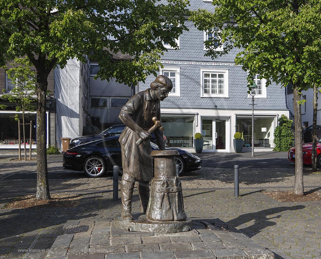 Olpe, Pannenkloepperdenkmal von 1982, es symbolisiert die ehemalige Bedeutung der Schmiede in der Region; Olpe, monument Pannenkloepperdenkmal anno 1982