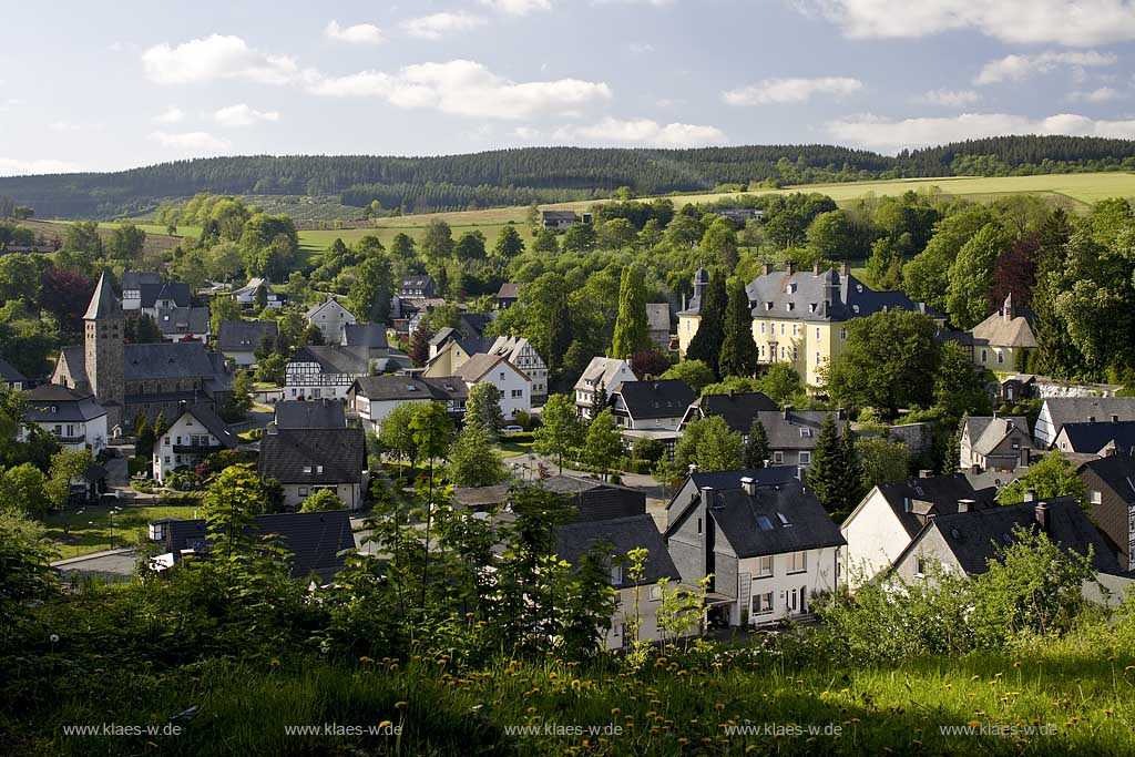 Olsberg, Antfeld, Hochsauerlandkreis, Blick auf Ort und auf Schloss Antfeld, Sauerland