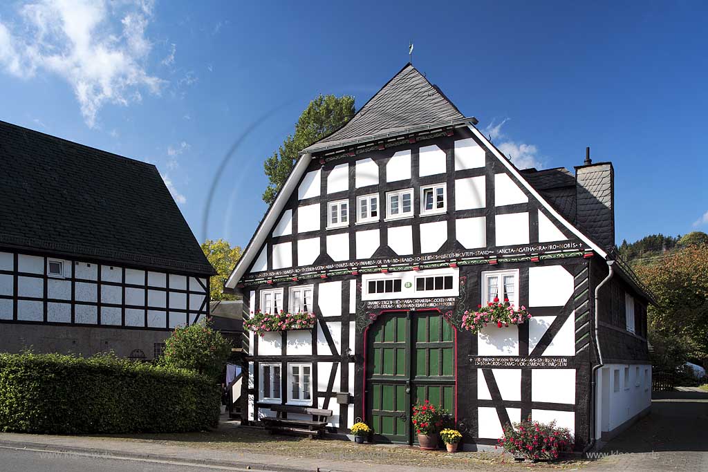 Olsberg, Assinghausen, Hochsauerlandkreis, Fachwerkhaus, Blick auf Deelentor mit Inschrift, Sauerland