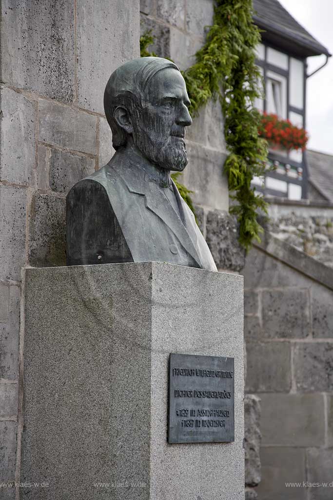 Olsberg, Hochsauerlandkreis, Blick auf Friedrich Wilhelm Grimme Denkmal mit Gedenktafel, Sauerland