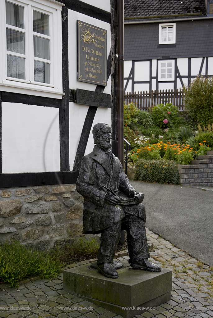 Olsberg, Assinghausen, Hochsauerlandkreis, Blick auf Friedrich Wilhelm Grimme Denkmal vor Geburtshaus, Sauerland