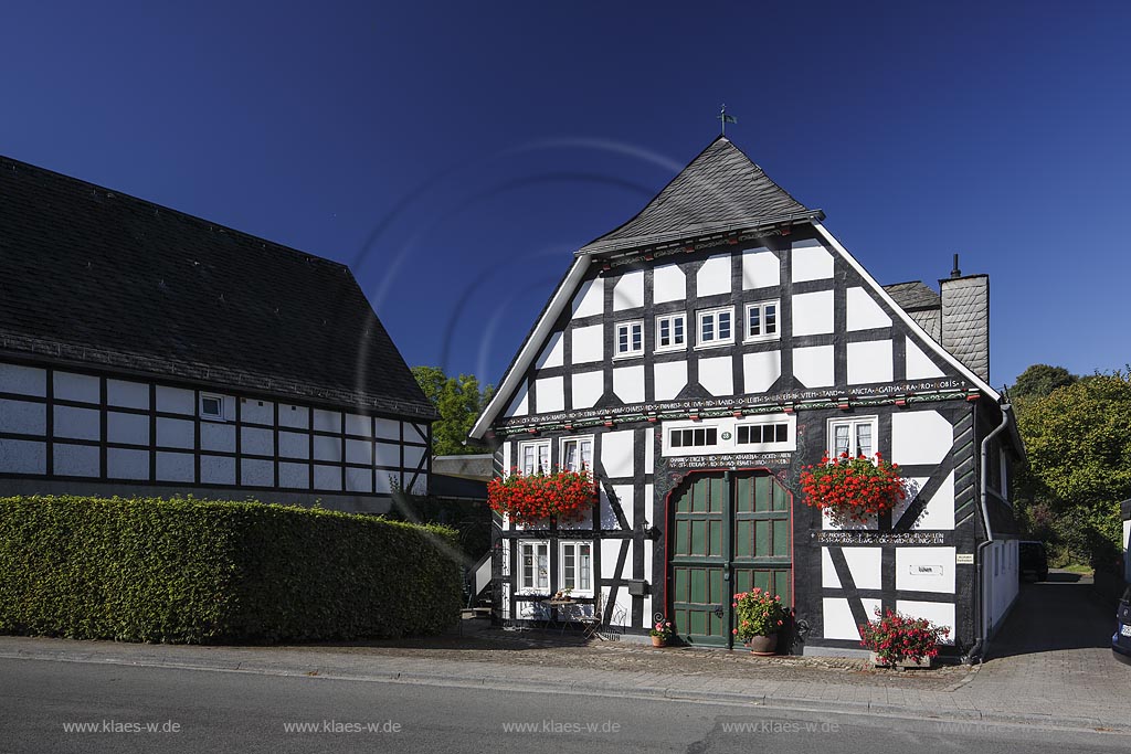 Olsberg Assinghausen, "Lueken Haus", Fachwerkaus mit Deelentor an der Grimmestrasse; Olsberg Assinghausen, house "Lueken Haus", frame house with a door of deepen at the street Grimmestrasse.