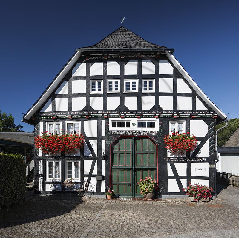 Olsberg Assinghausen, "Lueken Haus", Fachwerkaus mit Deelentor an der Grimmestrasse; Olsberg Assinghausen, house "Lueken Haus", frame house with a door of deepen at the street Grimmestrasse.