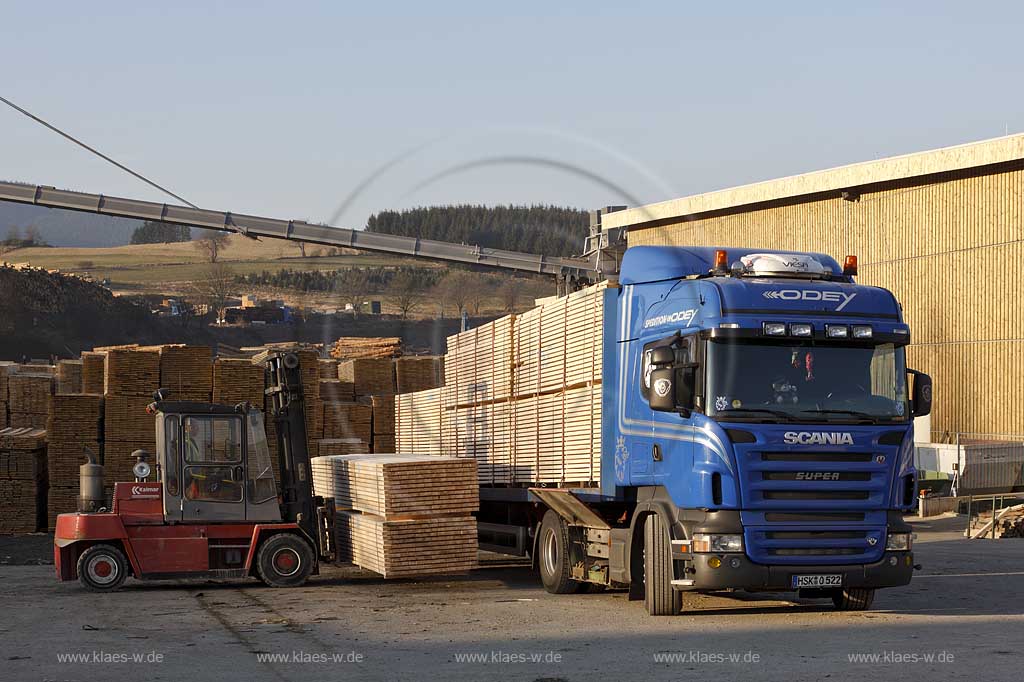 Olsberg, Assinghausen, Sauerland, Sgewerk Pieper, Saegewerk, Verladung von Holz auf Holztruck mit Gabelstabler