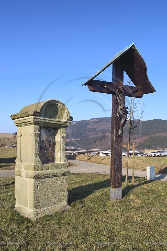 Olsberg, Assinghausen, Sauerland, Wegkreuz vor dem Sgewerk Pieper, Nassholzlager