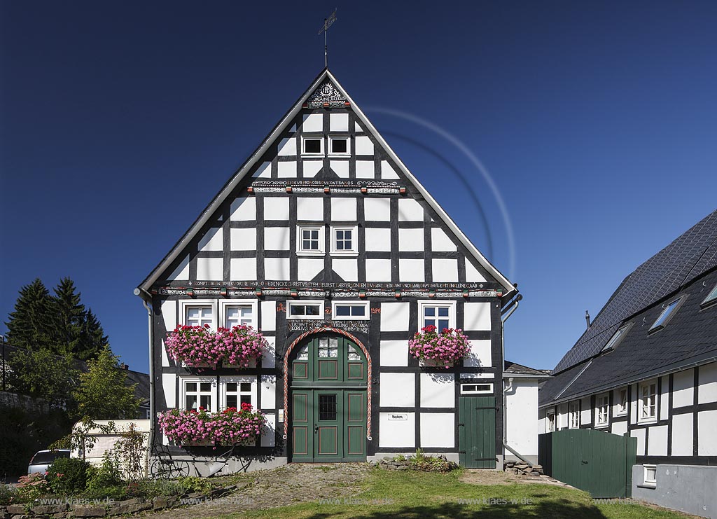 Olsberg Assinghausen,"Buskers Haus", das Gebaeude wurde 1688 erbaut und ist damit Assinghausens aeltestes Bauernhaus. Es ist das Bedeutendste in einer Reihe von mehreren, teils denkmalgeschuetzten Fachwerkhaeusern entlang der Grimmestrasse. Es wurde mit zum Teil massivem Tonnengewaelbe unterkellert; Olsberg Assinghausen, house "Buskers Haus".